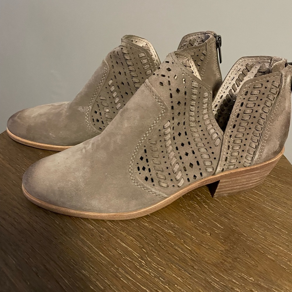 Excellent condition Vince Camuto ankle boots
